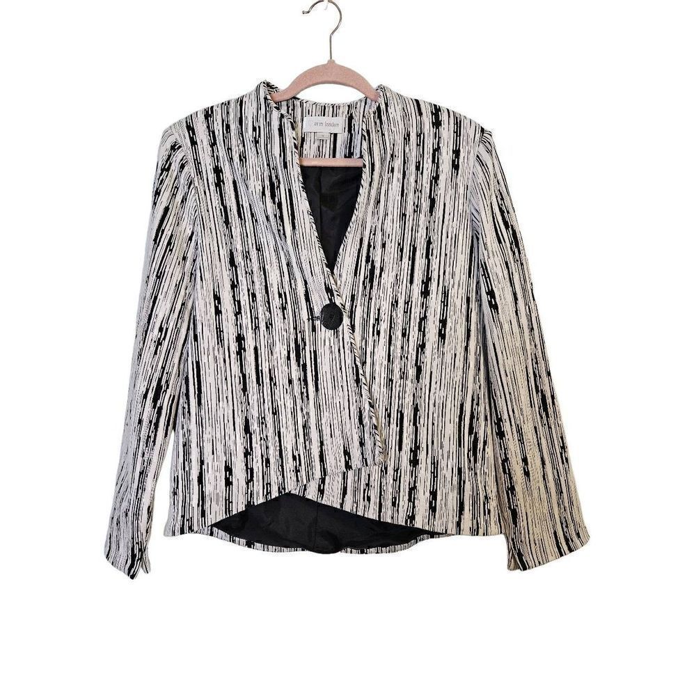 Erin London white and black blazer/jacket.  Size M.